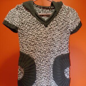 Knitted short-sleeve top with hoodie. Soft and comfortable. Fit and shaped hem.